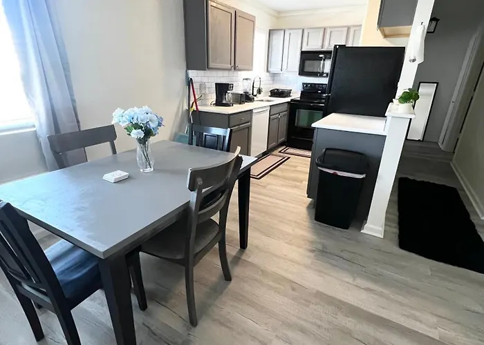 Renovated Downtown Apartment